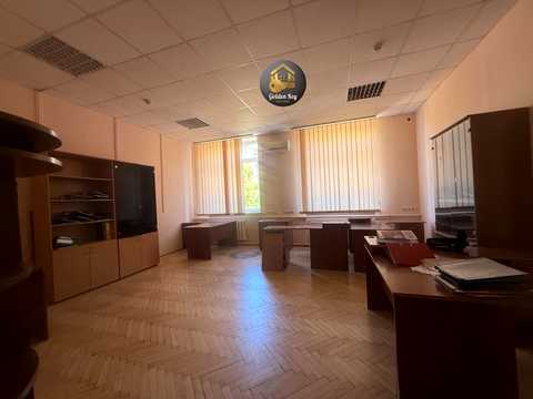 комерційна за адресою Євгена Коновальця вул. (Щорса), 31