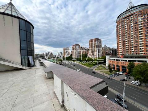 коммерческая по адресу Лесі Українки пл., 30