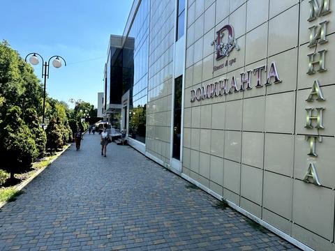 комерційна за адресою Добровольців вул. (Маршала Говорова), 18