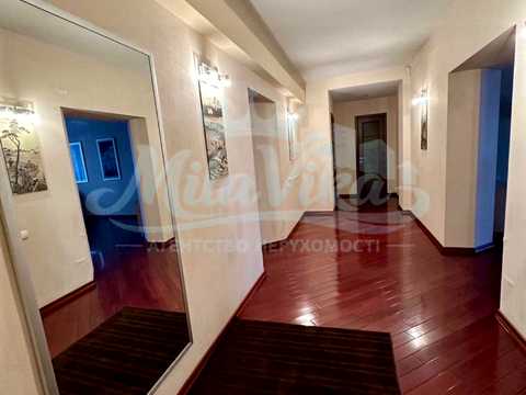 квартира за адресою Анни Ахматової вул., 31
