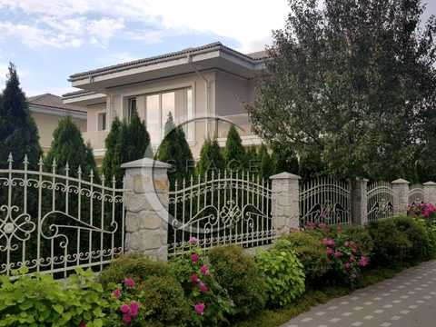 будинок за адресою с. Вишеньки, Садова вул.