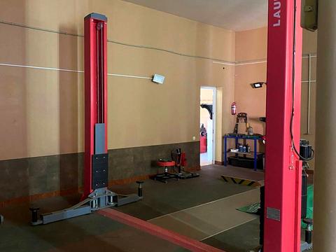 комерційна за адресою Механізаторів вул., 11
