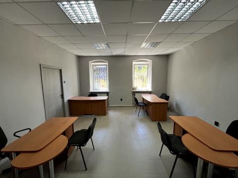комерційна за адресою Корятовича пл., 15