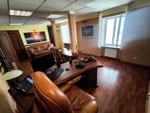 комерційна за адресою Бессарабська пл., 9/1