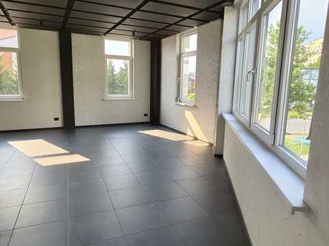 комерційна за адресою Пілотська вул., 10А