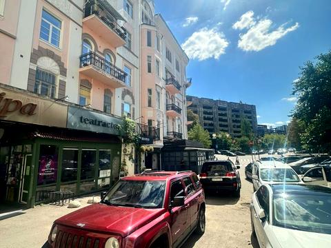 комерційна за адресою Львівська пл., 4А