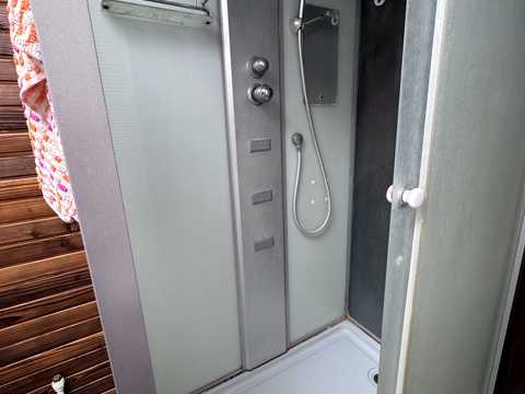 будинок за адресою Олександра Кошиця вул. (Космонавта Комарова), 8