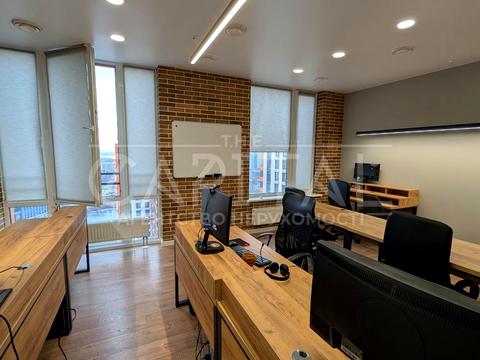 комерційна за адресою Дніпровська набережна вул., 18-А