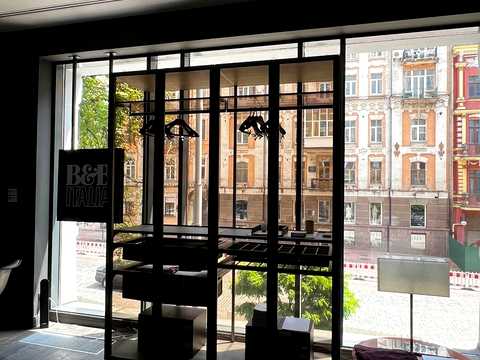 комерційна за адресою Володимирська вул., 38