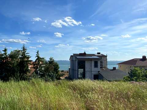 участок по адресу Набережна