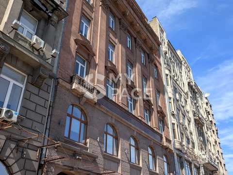 комерційна за адресою Хрещатик вул. (Kreschatic), 8