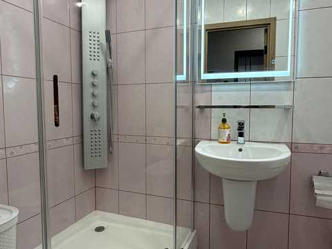 квартира за адресою Набережно-Хрещатицька вул., 11