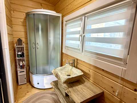 комерційна за адресою Джерельна вул., 3б