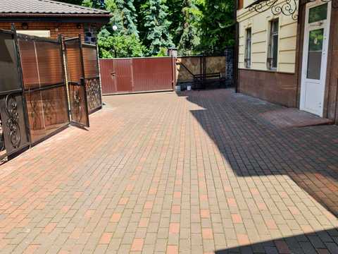 комерційна за адресою Заводська вул., 8
