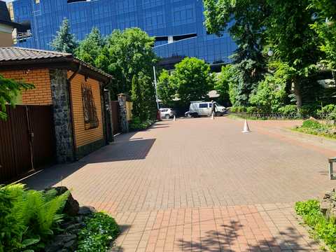 комерційна за адресою Заводська вул., 8