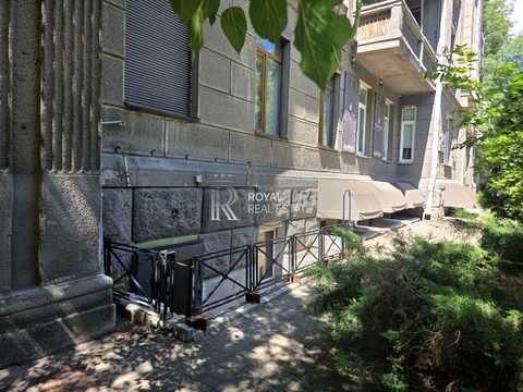 комерційна за адресою Шовковична вул., 10