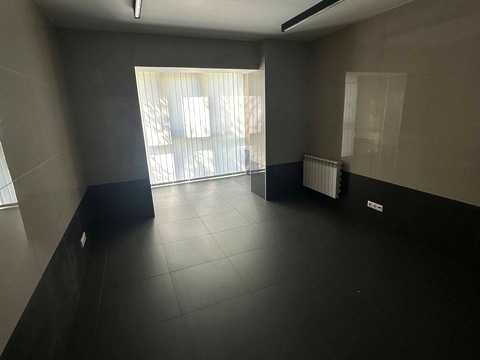 комерційна за адресою Драгоманова вул., 8