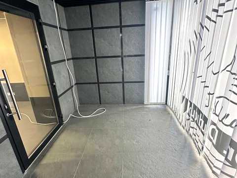 комерційна за адресою Драгоманова вул., 8