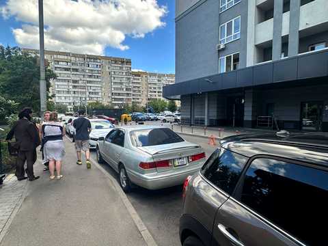комерційна за адресою Драгоманова вул., 8