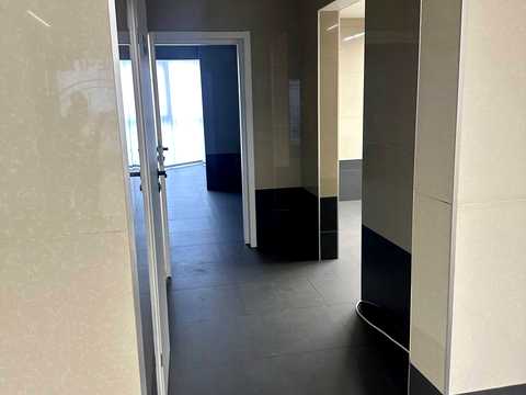 комерційна за адресою Драгоманова вул., 8