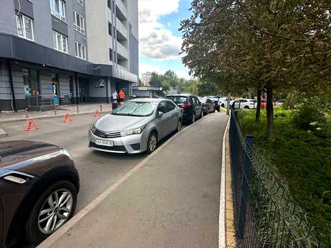 комерційна за адресою Драгоманова вул., 8