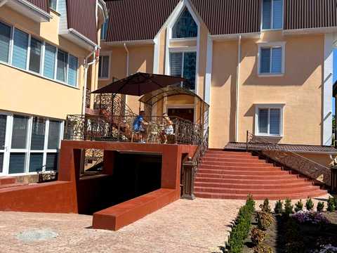 комерційна за адресою Ромашкова вул., 102