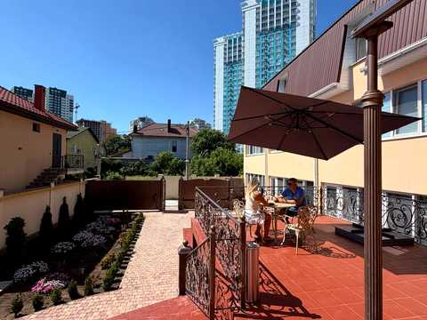 комерційна за адресою Ромашкова вул., 102