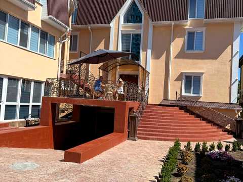комерційна за адресою Ромашкова вул., 102