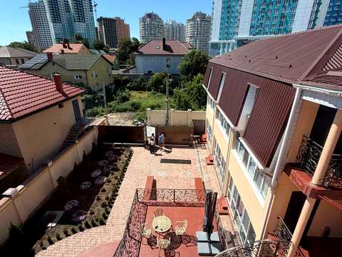 комерційна за адресою Ромашкова вул., 102