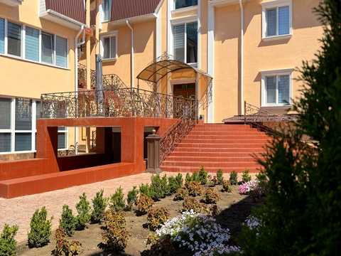 комерційна за адресою Ромашкова вул., 102