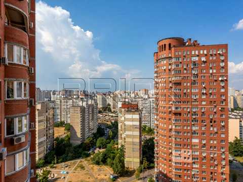 квартира за адресою Анни Ахматової вул., 13