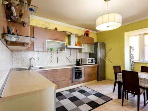квартира за адресою Анни Ахматової вул., 13