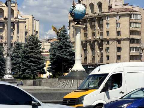 комерційна за адресою майдан Незалежності пл., 2