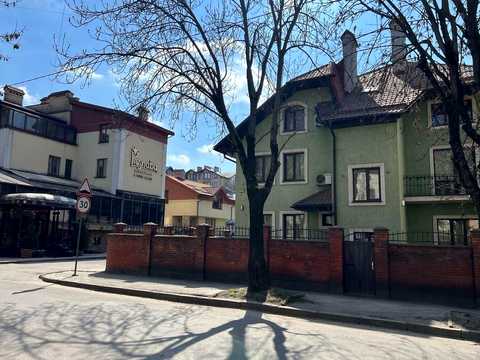 будинок за адресою Братів Дужих вул. (Володимира Комарова)