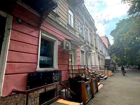 комерційна за адресою Садова вул., 12