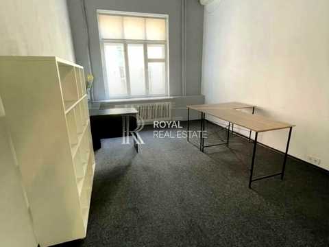 комерційна за адресою Володимирська вул., 4