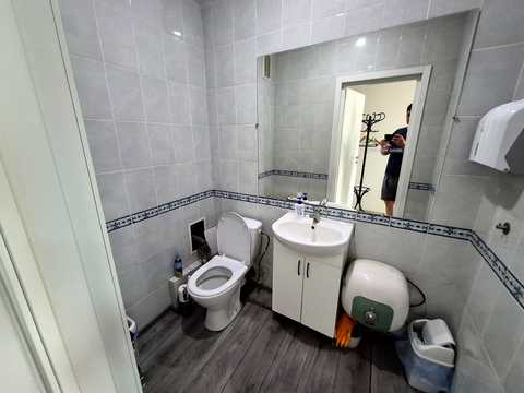 комерційна за адресою Драгоманова вул., 1-А