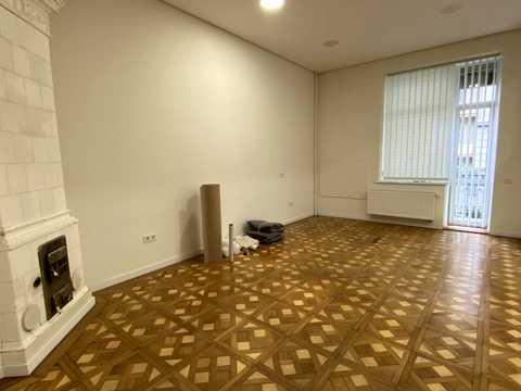 комерційна за адресою Незалежності вул., 11