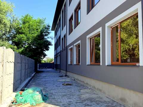 комерційна за адресою Дорошенка вул., 9