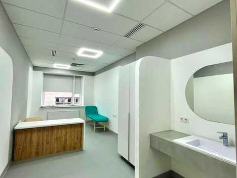 комерційна за адресою Залізнична вул., 7