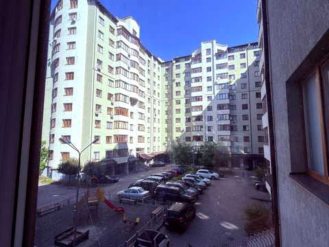квартира за адресою Хотинська вул., 12