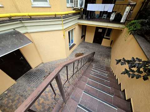 комерційна за адресою Миру вул., 40