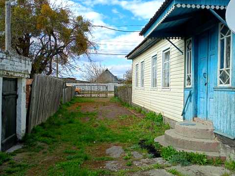 будинок за адресою смт. Лугини, Церковна вул. (Колгоспна), 5