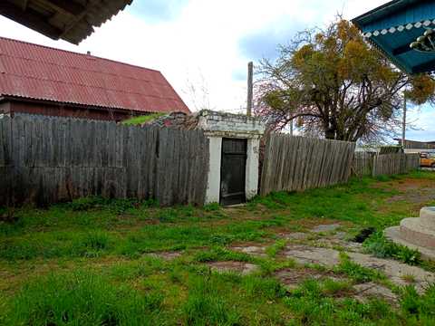 будинок за адресою смт. Лугини, Церковна вул. (Колгоспна), 5