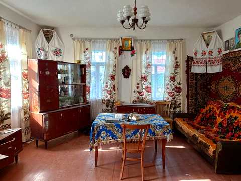 будинок за адресою смт. Лугини, Церковна вул. (Колгоспна), 5