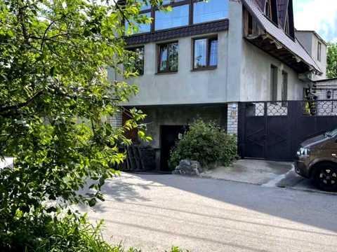 будинок за адресою Любомира Гузара вул.