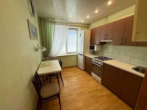 квартира за адресою Космонавтів вул., 4