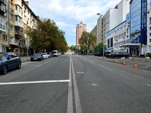 паркомісце за адресою Кловський узвіз, 7