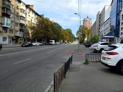 паркомісце за адресою Кловський узвіз, 7