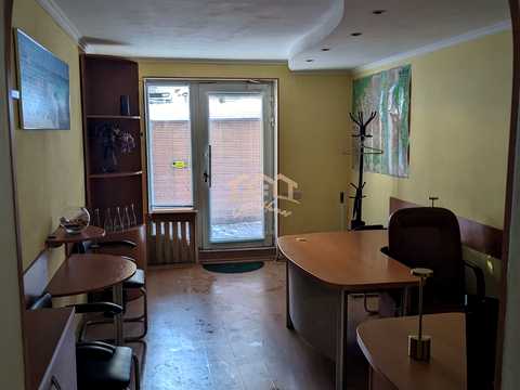 комерційна за адресою Трьохсвятительська вул., 3